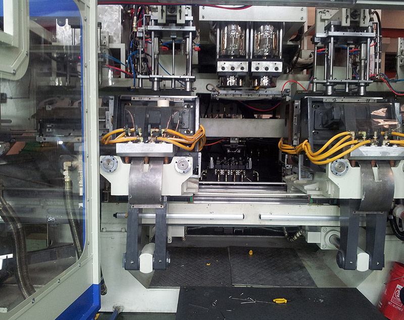 中空成型機極速平移部分使用18系列傳感器.jpg 中空成型機極速平移部分使用18系列傳感器.jpg
