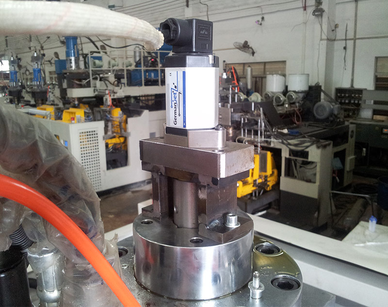 中空成型吹瓶機使用12系列數字傳感器壁厚控制.jpg 中空成型吹瓶機使用12系列數字傳感器壁厚控制.jpg